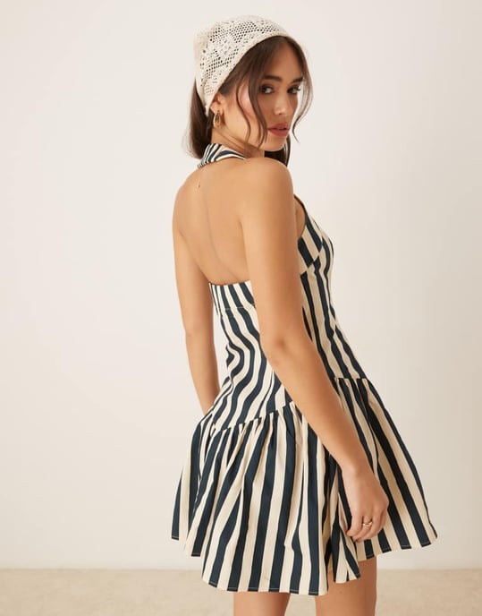 ASOS DESIGN halterneck mini klänning med volangkant i randigt mönster - Image 4