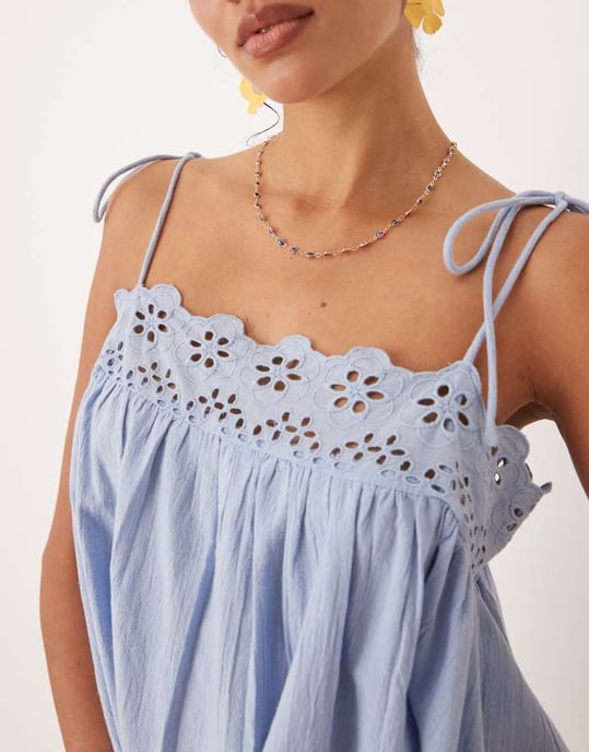 ASOS DESIGN Fern strandminiklänning med broderade detaljer i isblått - Image 2