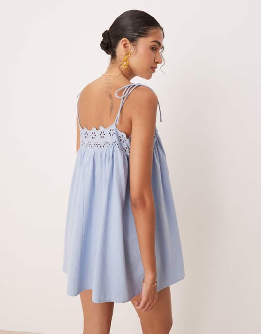 ASOS DESIGN Fern strandminiklänning med broderade detaljer i isblått - Image 4
