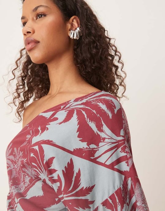 ASOS DESIGN asymmetrisk miniklänning med en ärm i palmtryck - Image 3