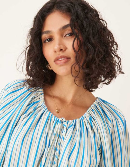 ASOS DESIGN mini-klänning med båtringning, rynkad kanal och volymärm i randig mönstring - Image 3