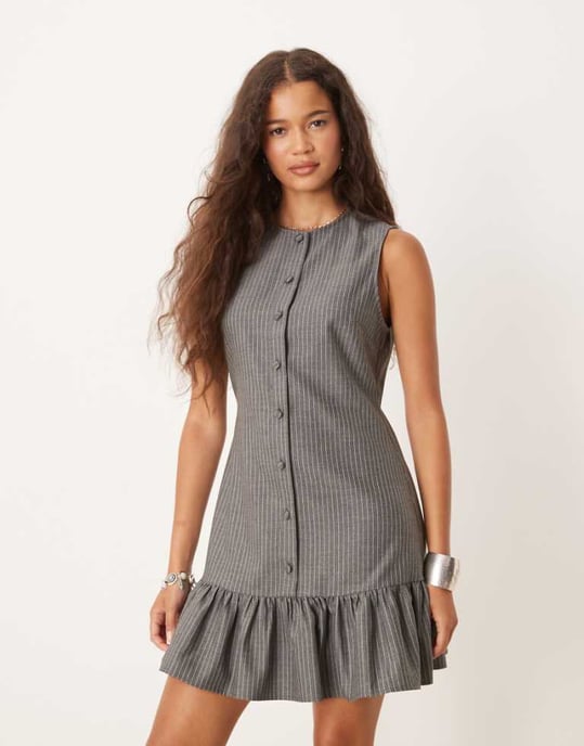 ASOS DESIGN ärmlös knappad miniklänning i grå randig - Image 1