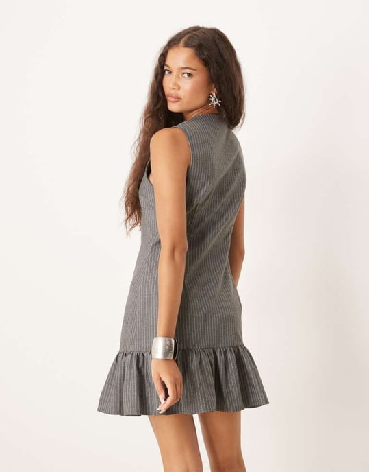 ASOS DESIGN ärmlös knappad miniklänning i grå randig - Image 2