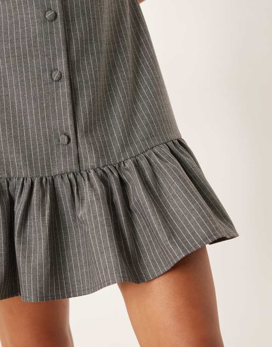 ASOS DESIGN ärmlös knappad miniklänning i grå randig - Image 3