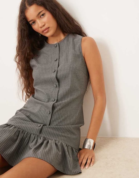 ASOS DESIGN ärmlös knappad miniklänning i grå randig - Image 4