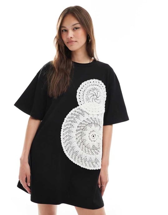 ASOS DESIGN virkade t-shirt miniklänning i svart - Image 1
