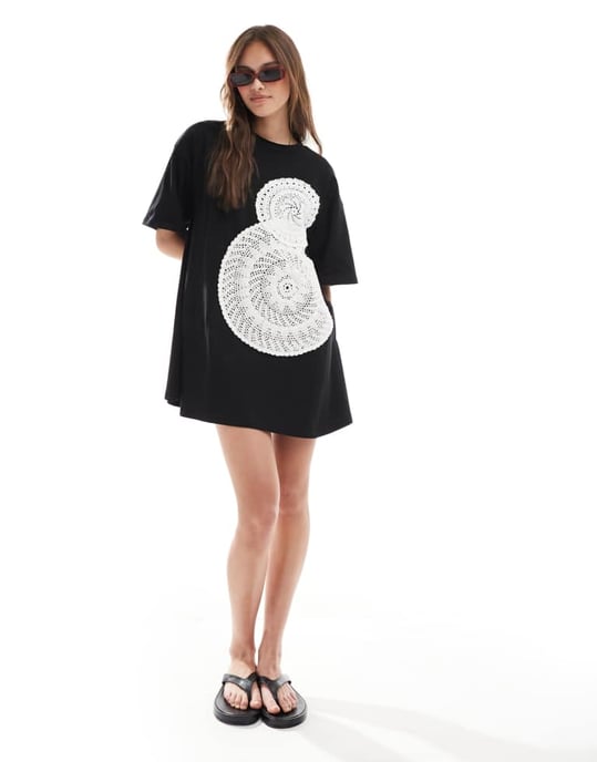 ASOS DESIGN virkade t-shirt miniklänning i svart - Image 2