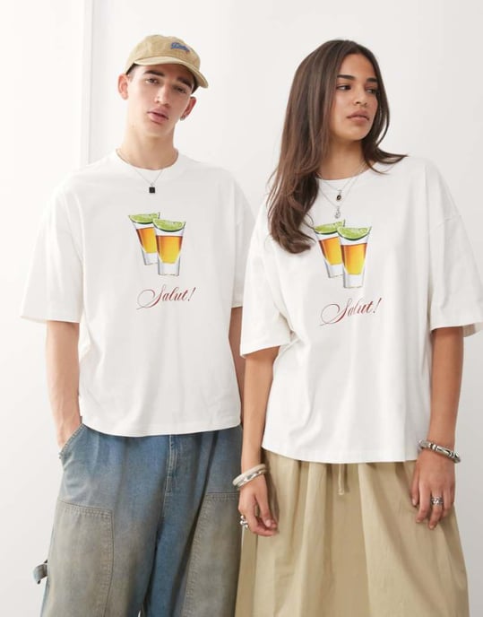 COLLUSION Unisex vit t-shirt med grafik av shots - Image 1