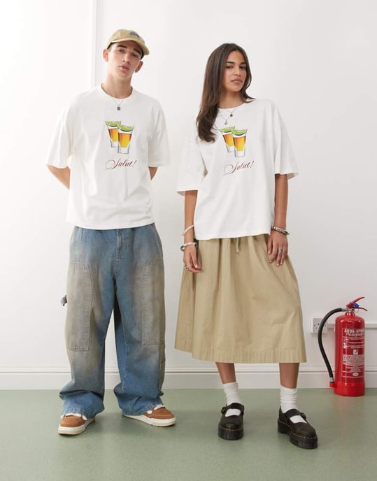 COLLUSION Unisex vit t-shirt med grafik av shots - Image 2
