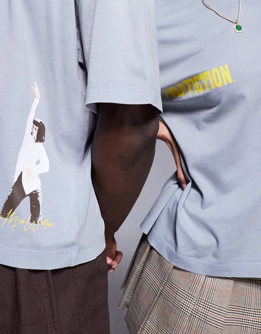 ASOS DESIGN unisex boxig oversized t-shirt med Pulp Fiction-tryck i tvättad grå - Image 2