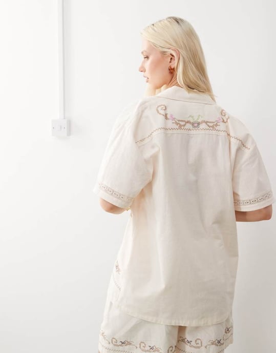 Återvunnen vintage begränsad upplaga unisex kortärmad resortskjorta med blommig broderi i krämfärg - Image 2