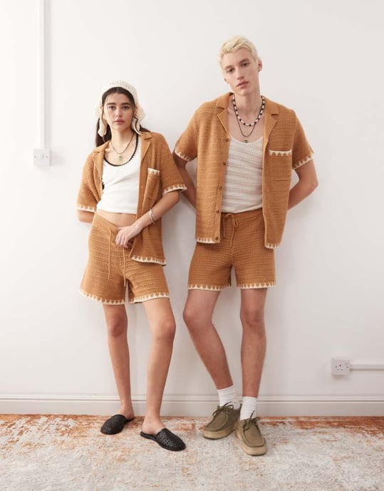 Återvunnen vintage unisex kortärmad boxy virkad skjorta i chokladbrun ko-ord - Image 1