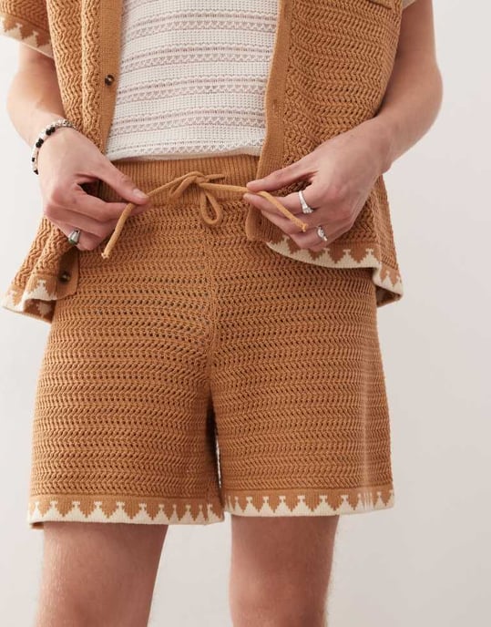 Återvunnen vintage unisex kortärmad boxy virkad skjorta i chokladbrun ko-ord - Image 3