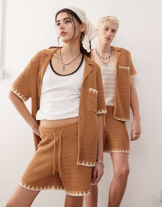 Återvunnen vintage unisex kortärmad boxy virkad skjorta i chokladbrun ko-ord - Image 4
