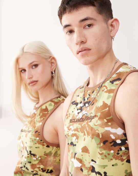Återvunnen vintage unisex våffel festival västset med logotypbroderi i kamouflageprint - Image 1