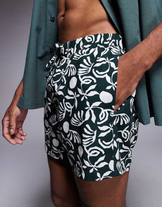 ASOS DESIGN koordshorts i kort längd i mörkgrön - Image 4