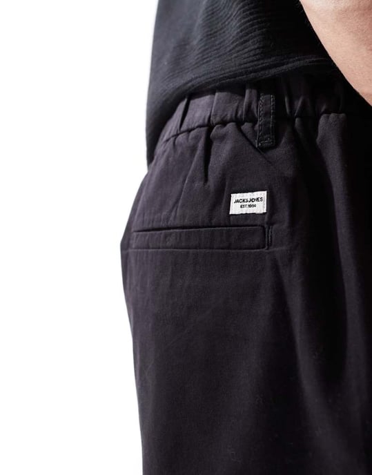 Jack & Jones lösa chinoshorts i svart - Image 2