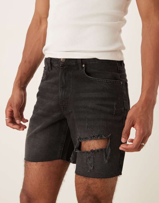 ASOS DESIGN midlength slim jeansshorts med rivna detaljer i svart - Image 2