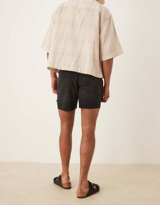 ASOS DESIGN midlength slim jeansshorts med rivna detaljer i svart - Image 3