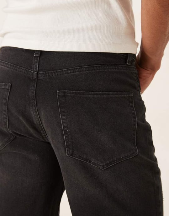 ASOS DESIGN midlength slim jeansshorts med rivna detaljer i svart - Image 4