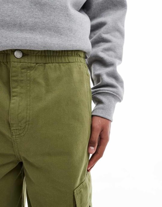 ASOS DESIGN längre cargoshorts i khaki - Image 3