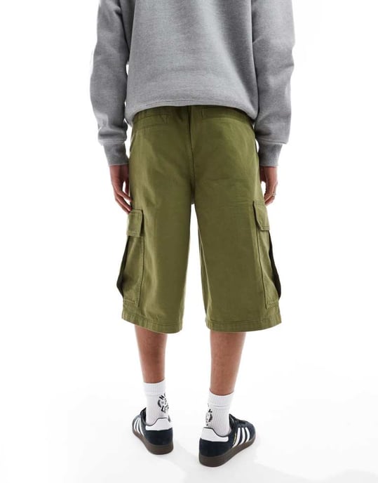 ASOS DESIGN längre cargoshorts i khaki - Image 4