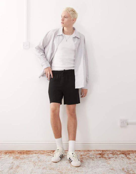 Återvunnen vintage linneblandning shorts i svart - Image 3