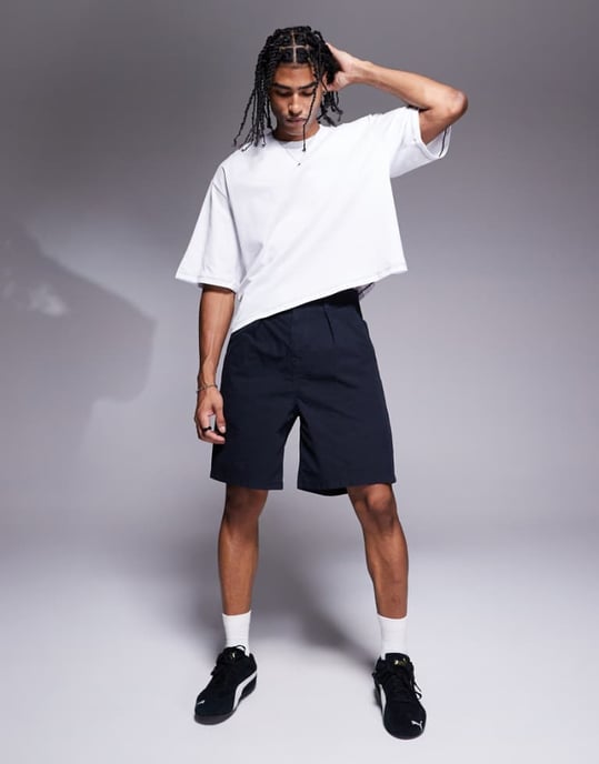ASOS DESIGN knälånga veckade shorts i marinblå - Image 1