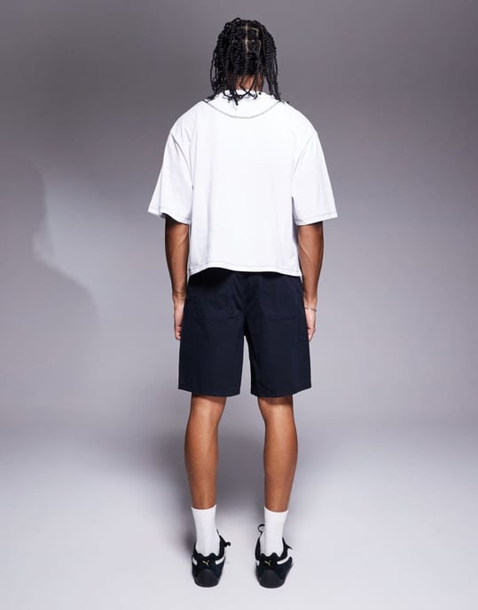 ASOS DESIGN knälånga veckade shorts i marinblå - Image 2