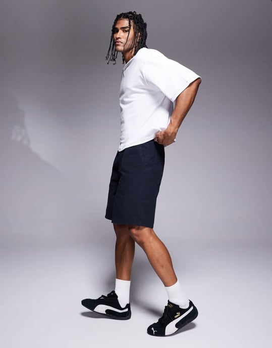 ASOS DESIGN knälånga veckade shorts i marinblå - Image 3