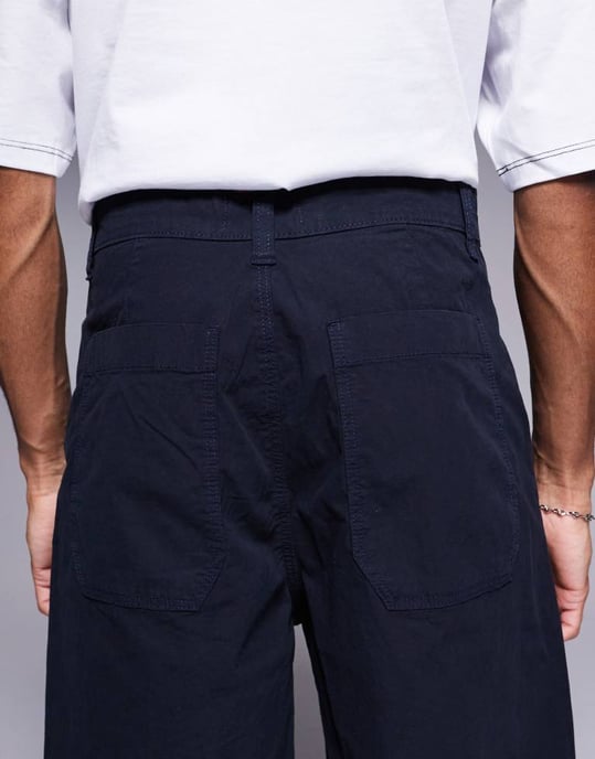 ASOS DESIGN knälånga veckade shorts i marinblå - Image 4