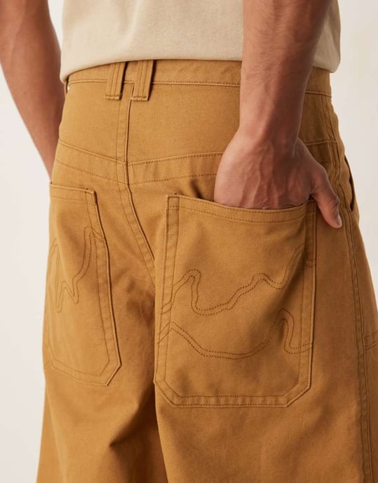 ASOS DESIGN längre shorts med broderade bakfickor i beige - Image 2
