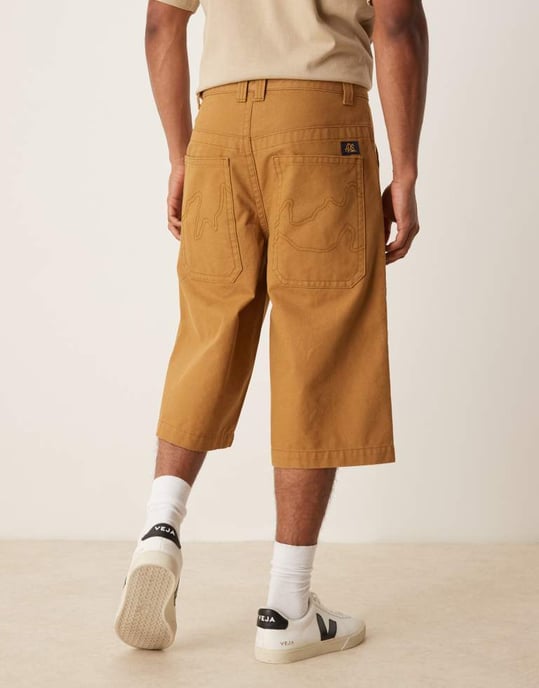 ASOS DESIGN längre shorts med broderade bakfickor i beige - Image 3