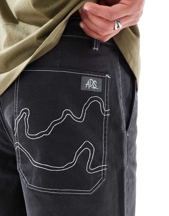 ASOS DESIGN denimshorts med broderade bakfickor i tvättad svart - Image 3