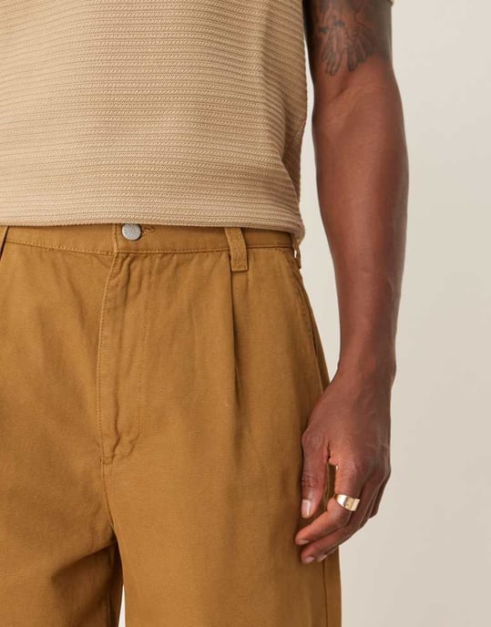 ASOS DESIGN lång längd shorts med veck och dubbla dartar i beige - Image 3
