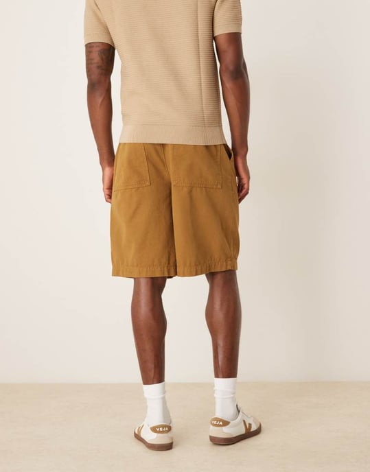ASOS DESIGN lång längd shorts med veck och dubbla dartar i beige - Image 4