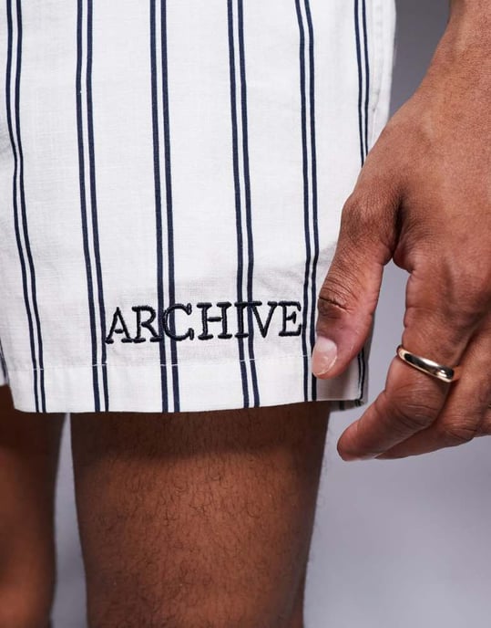 ASOS DESIGN matchande randiga shorts i kort längd med broderi i vitt - Image 3