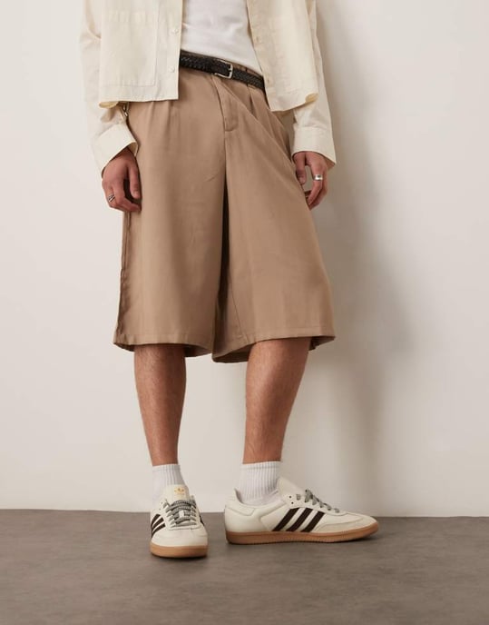 ASOS DESIGN oversized bemuda shorts med veckdetaljer i sand - Image 2