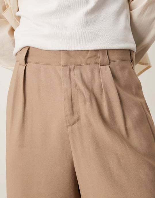 ASOS DESIGN oversized bemuda shorts med veckdetaljer i sand - Image 3