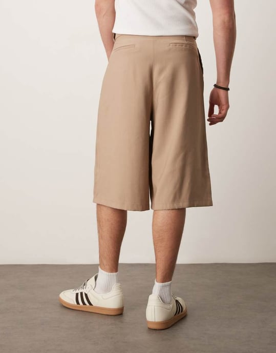 ASOS DESIGN oversized bemuda shorts med veckdetaljer i sand - Image 4