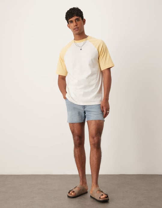 ASOS DESIGN kortare slim denim-shorts med slitdetalj i ljusblå tvätt - Image 1