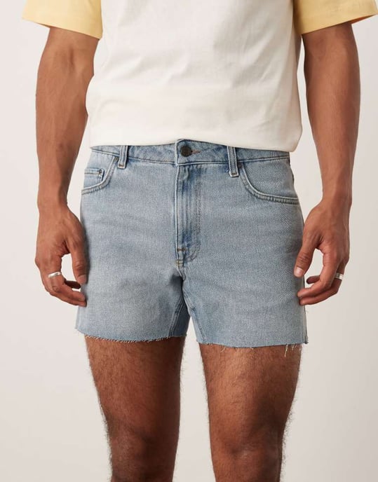 ASOS DESIGN kortare slim denim-shorts med slitdetalj i ljusblå tvätt - Image 2