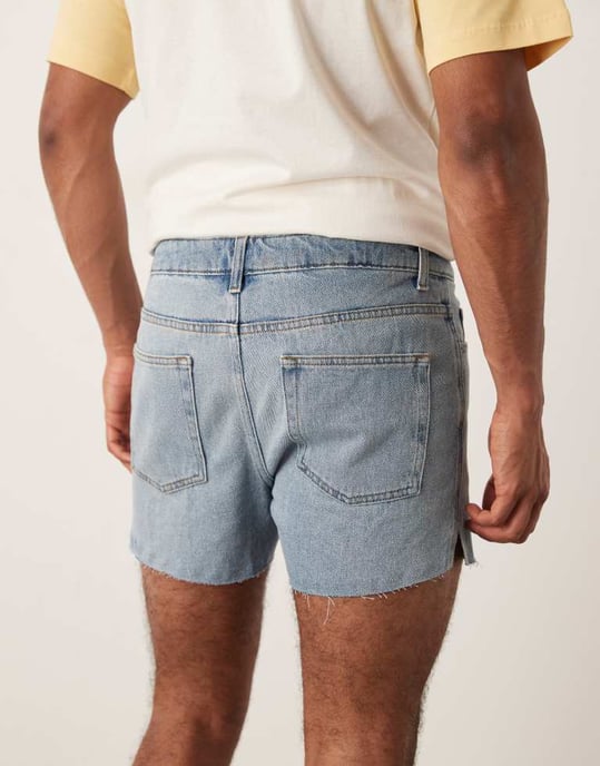 ASOS DESIGN kortare slim denim-shorts med slitdetalj i ljusblå tvätt - Image 3