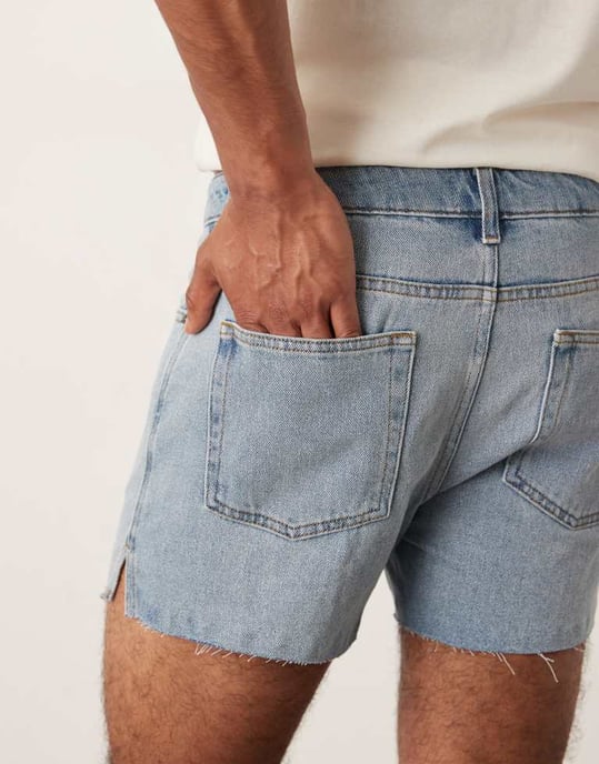 ASOS DESIGN kortare slim denim-shorts med slitdetalj i ljusblå tvätt - Image 4