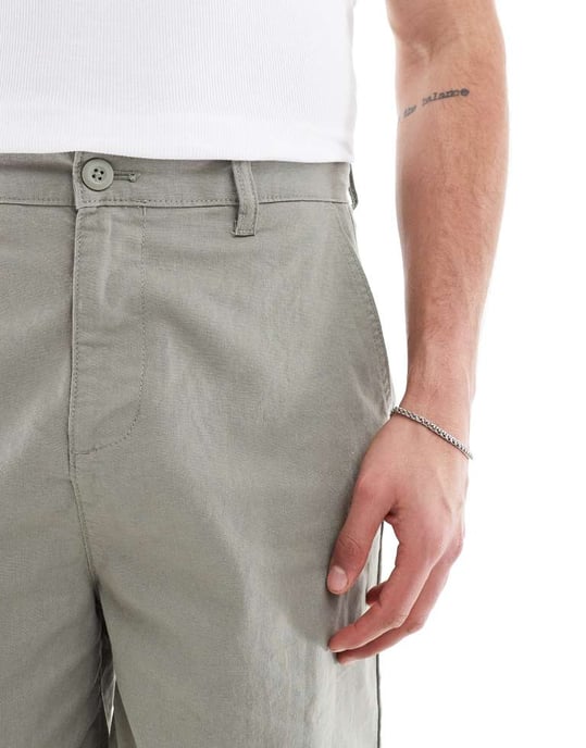 ASOS DESIGN medellånga shorts i linneblandning i khaki - Image 4