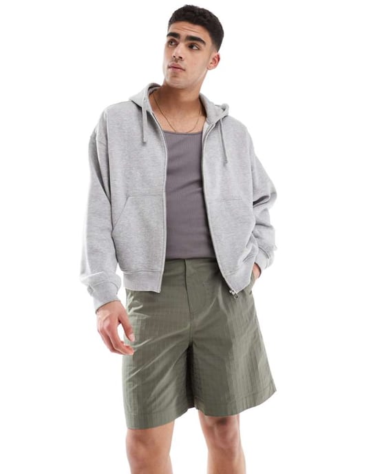 ASOS DESIGN lång längd strukturerade shorts med arbetsklädespatch i grön - Image 1