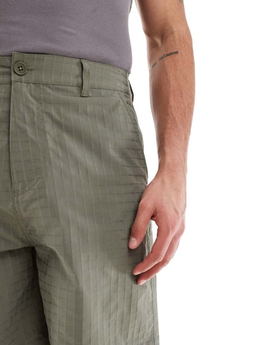 ASOS DESIGN lång längd strukturerade shorts med arbetsklädespatch i grön - Image 2