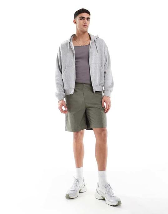 ASOS DESIGN lång längd strukturerade shorts med arbetsklädespatch i grön - Image 4