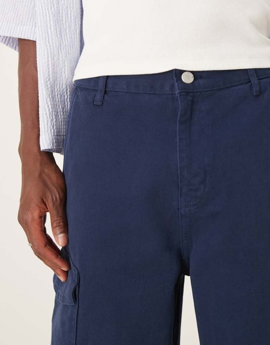 ASOS DESIGN långa cargoshorts i marinblå - Image 2