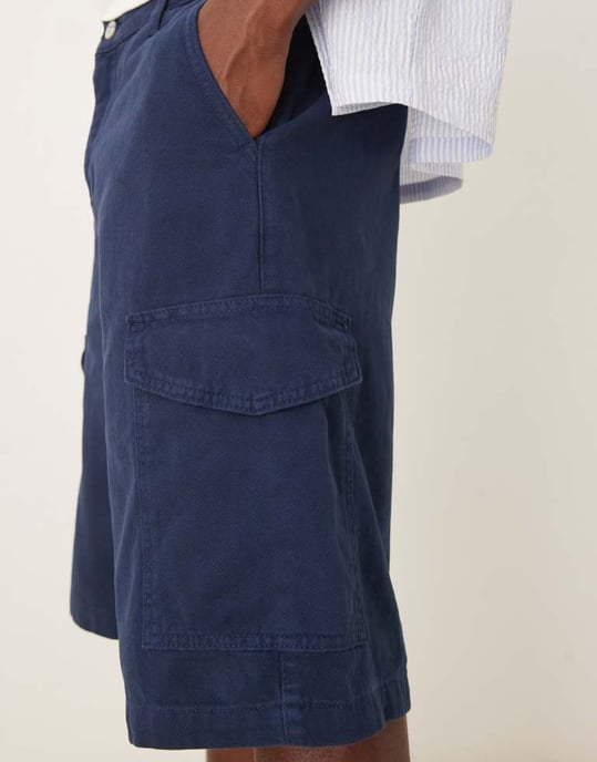 ASOS DESIGN långa cargoshorts i marinblå - Image 4